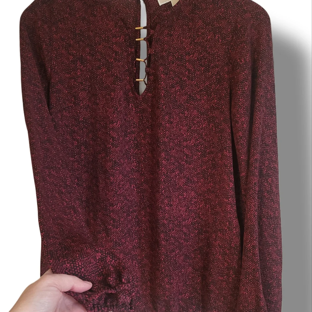🌿-Michael Kors Small Burgundy Snakeskin Blouse Gold Hardware Keyhole Bodice